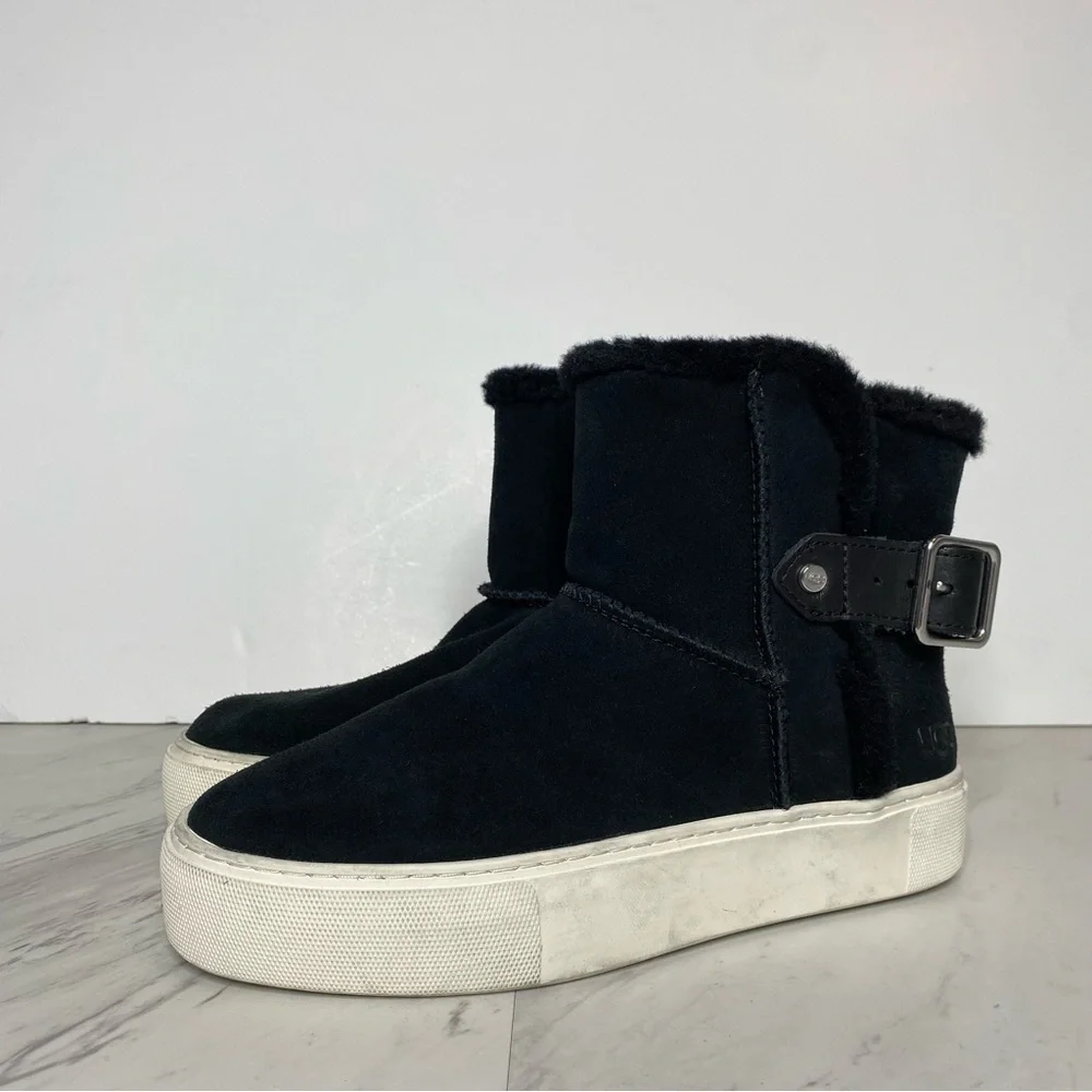 UGG aika black
